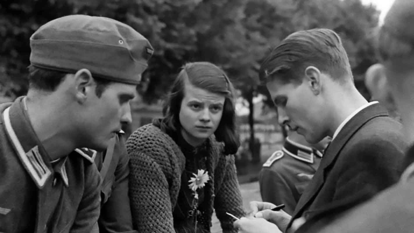 Una immagine di Hans Scholl, Sophie Scholl e Christoph Probst nel 1942