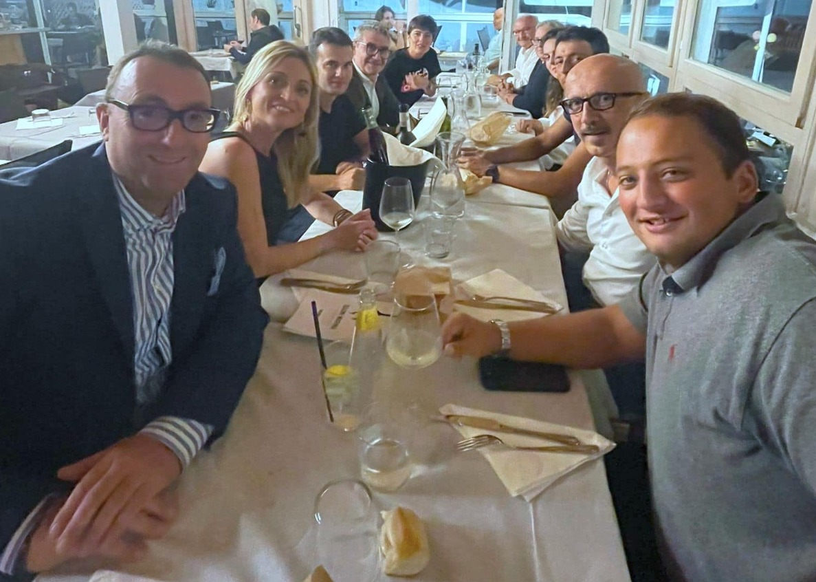La foto della cena del sindaco di Recco, Carlo Gandolfo, che ha fatto discutere in città