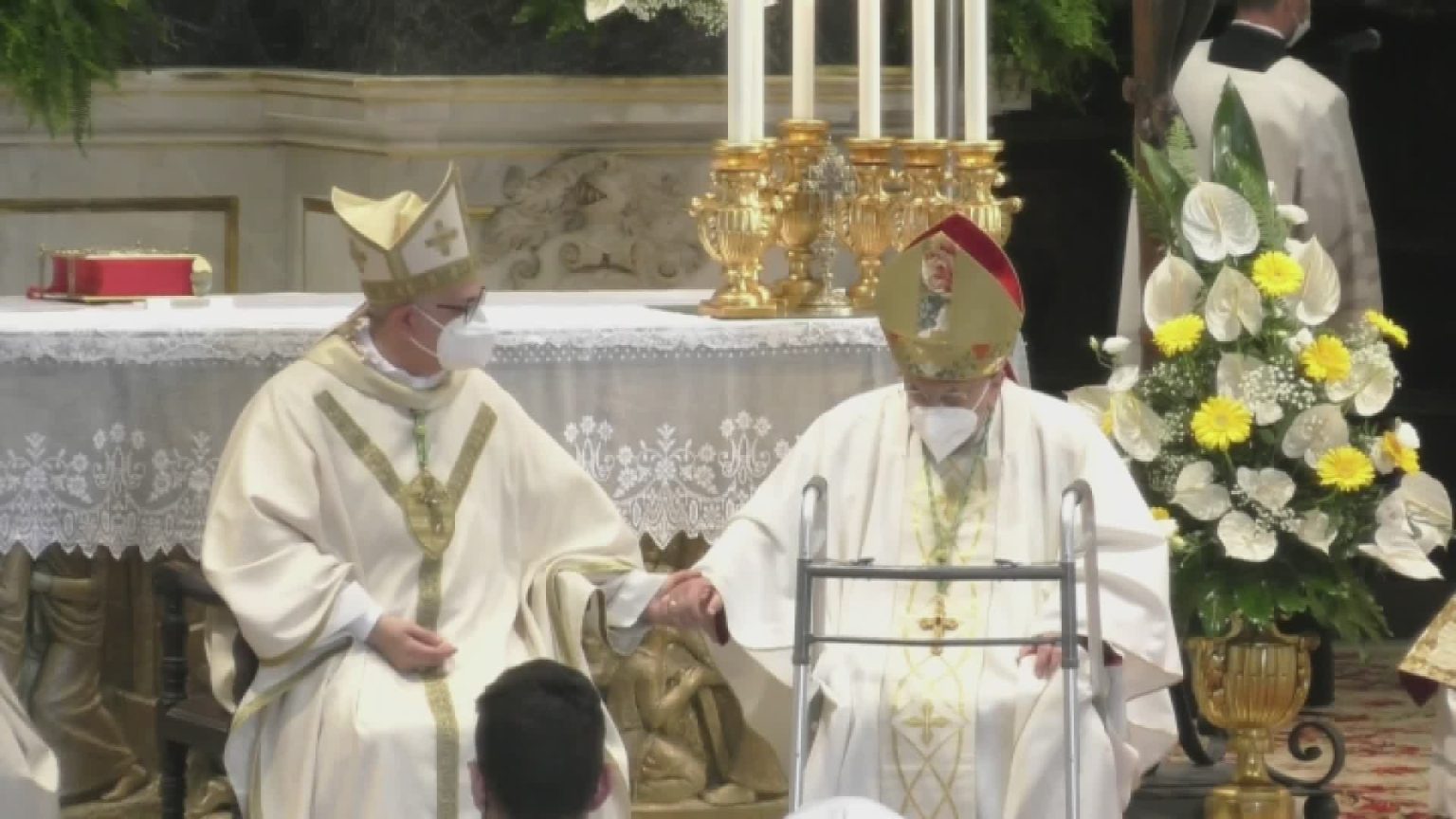 Monsignor Giampio Devasini e il suo predecessore, monsignor Alberto Tanasini