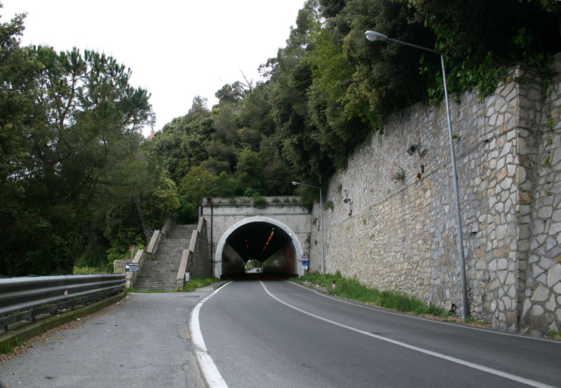 La Galleria delle Grazie lungo la strada statale numero 1