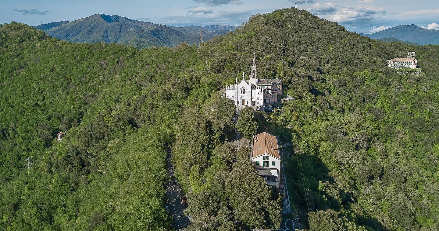 Una bella vista aerea del Santuario di Montallegro a Rapallo