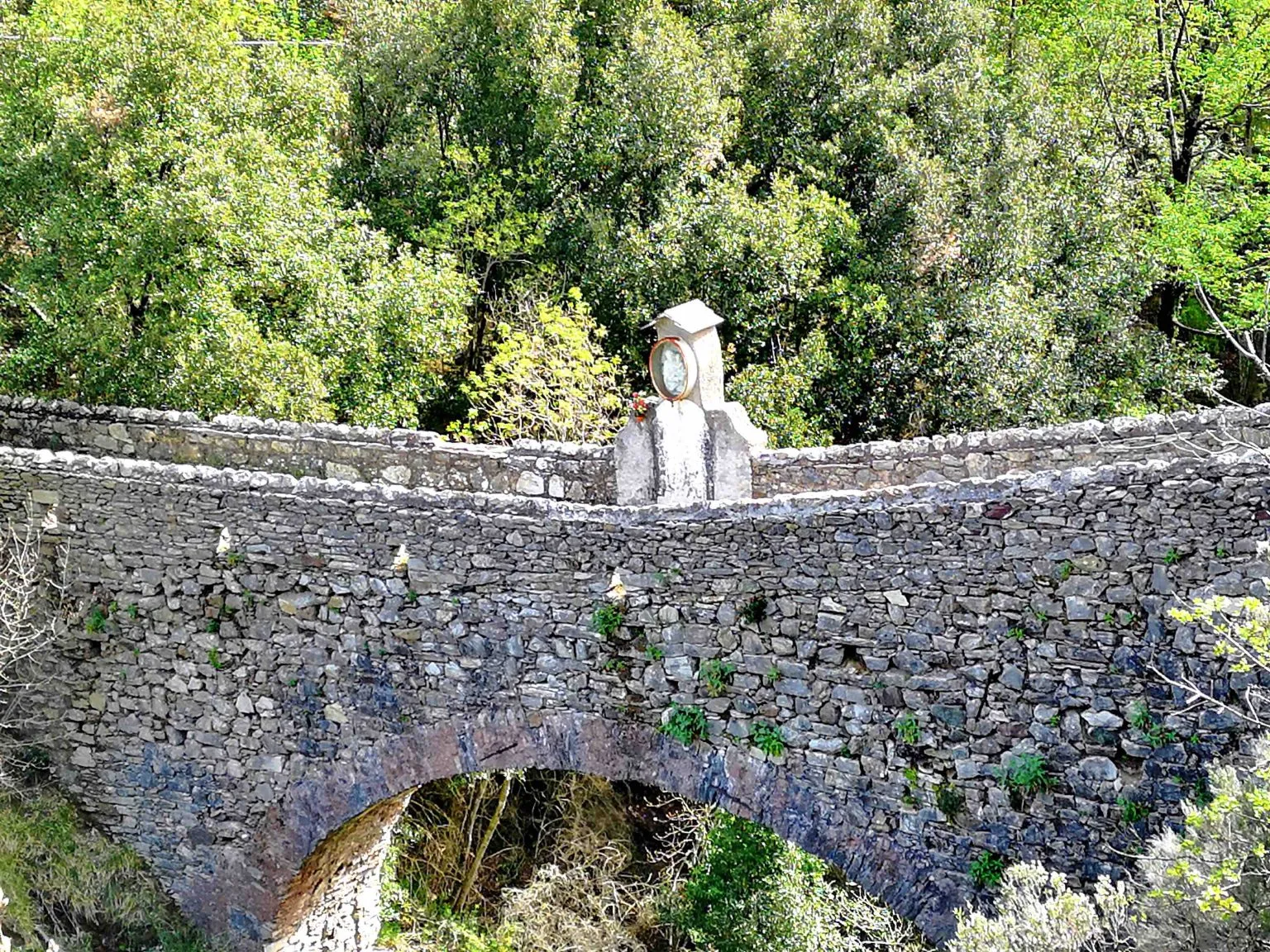 Cassagna ha una caratteristica struttura di belle pietre e l’affaccio panoramico sulla valle del rio Novelli