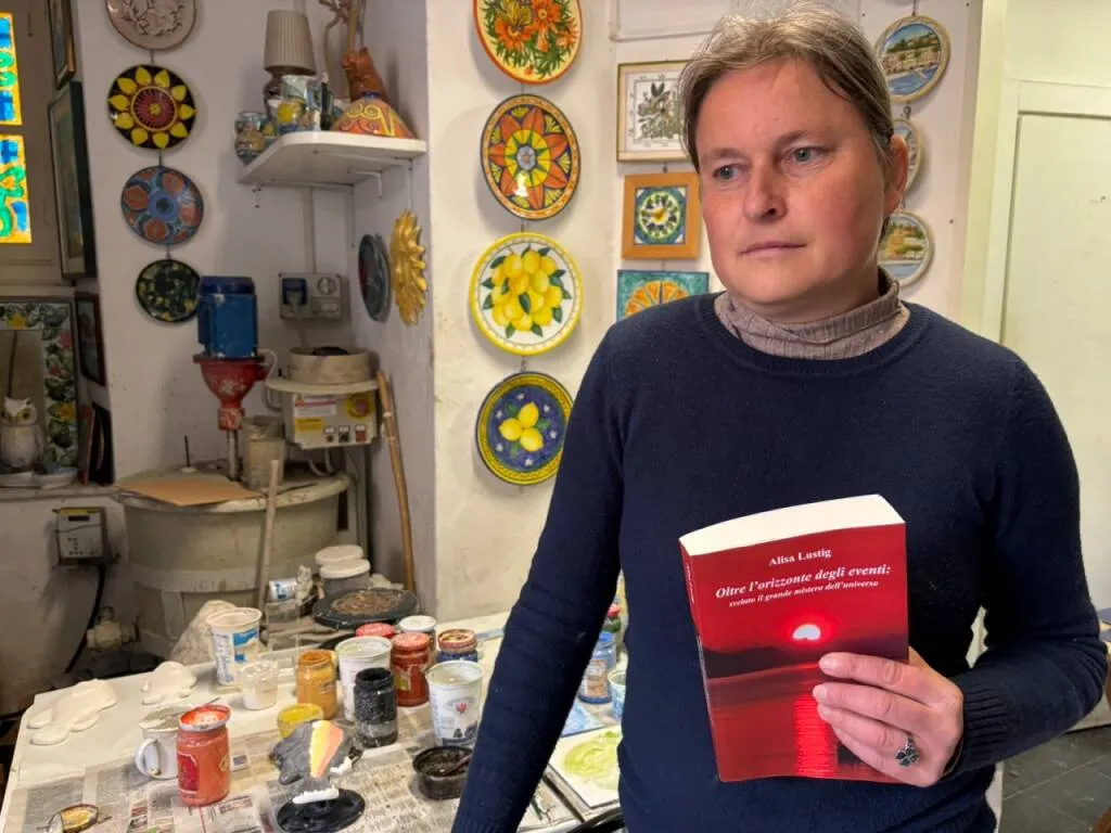 Alisa Lustig ritratta nel suo laboratorio di Santa Margherita Ligure
