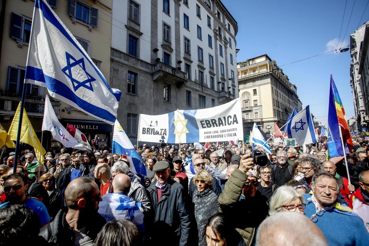 Il vessillo della Brigata Ebraica al Corteo del 25 Aprile