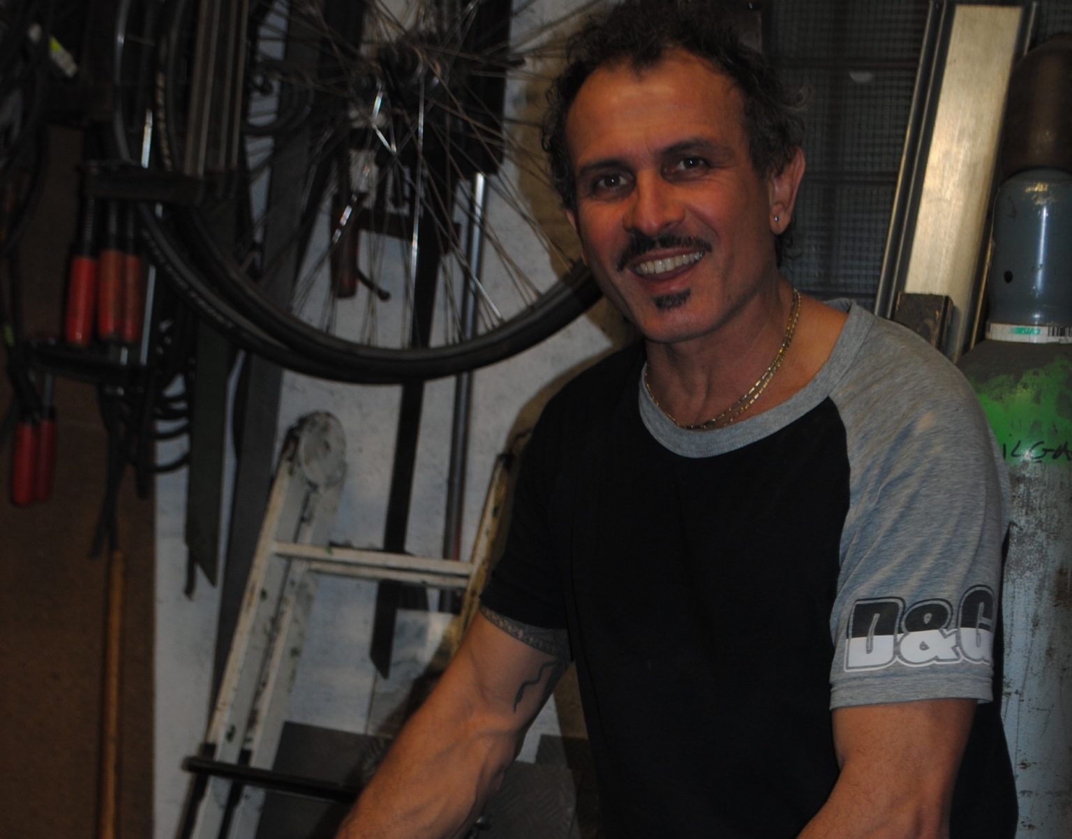 Nico Bruzzese, artigiano del ferro con bottega basata a Rapallo