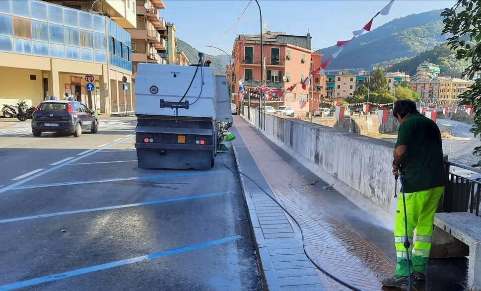 Giro di vite a Recco contro chi non raccoglie le deiezioni canine