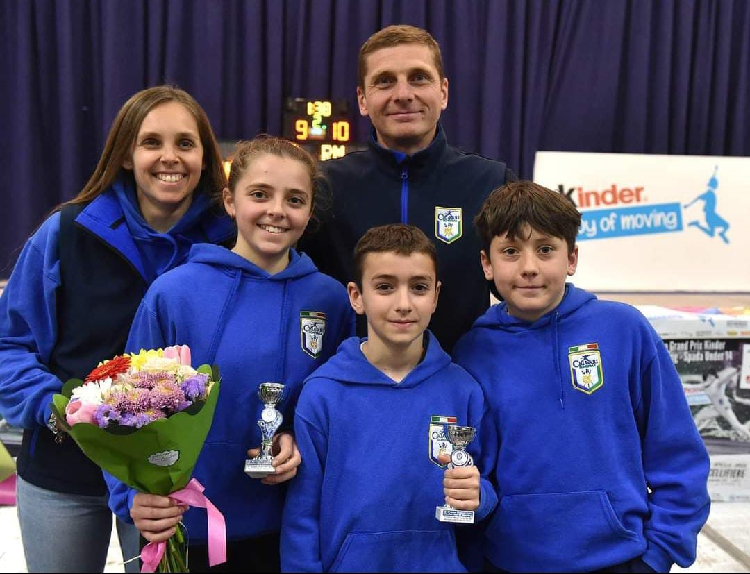 Giacomo Falcini insieme ad alcune atlete e atleti della Chiavari Scherma