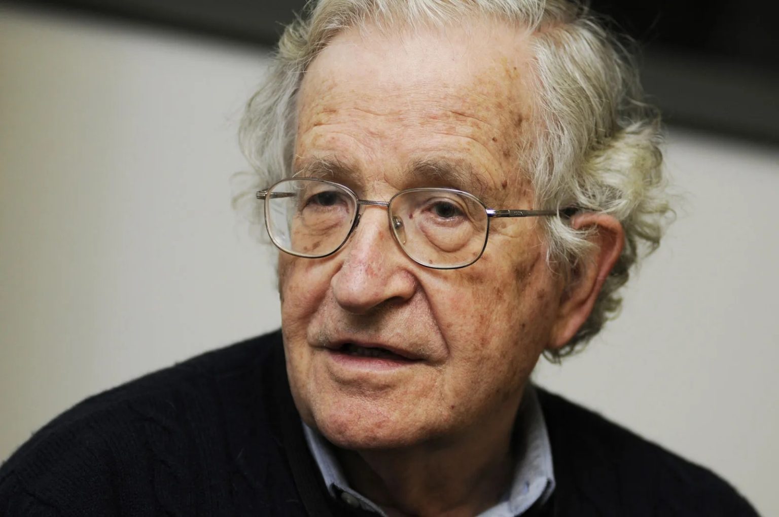 Noam Chomsky è il maggiore linguista vivente e uno dei punti di riferimento della sinistra radicale americana e internazionale