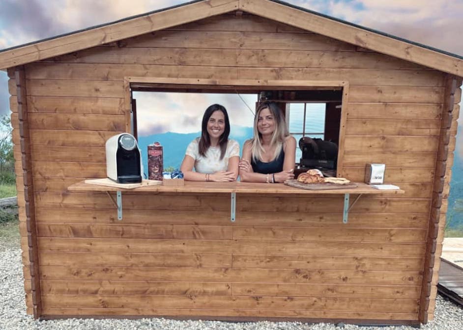 Alice Signaigo e Carlotta Rosina dal fine settimana scorso gestiscono il Circolo Acli a Giacopiane in Valle Sturla