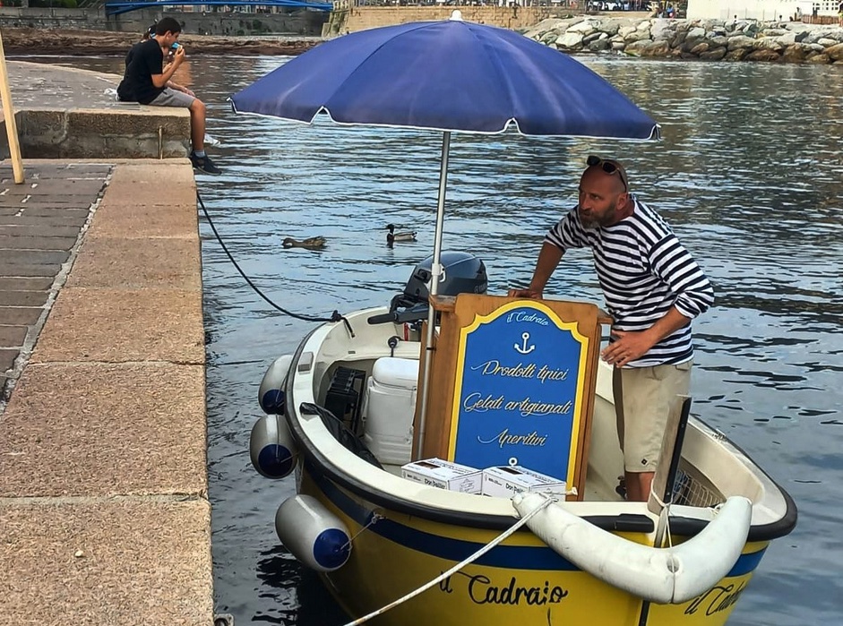 A Recco Massimiliano Bisso è l'ultimo ambulante itinerante in mare