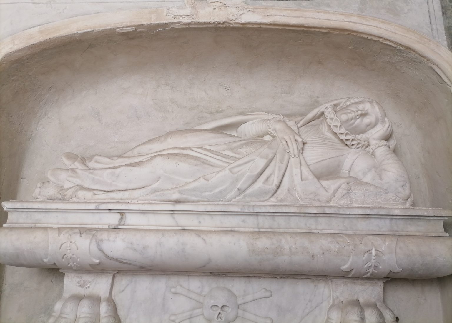 Il sarcofago dedicato a Maria Della Torre che si trova nell'Auditorium San Francesco di Chiavari