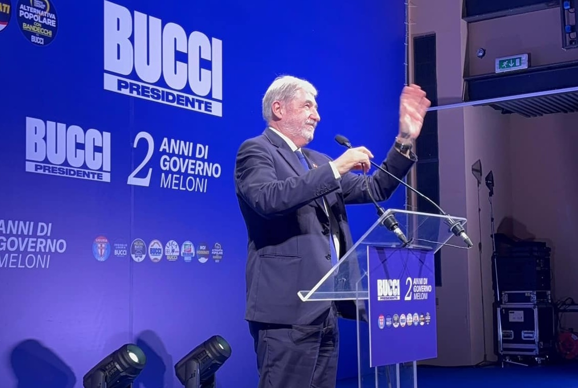Marco Bucci durante l'ultimo comizio della sua campagna elettorale