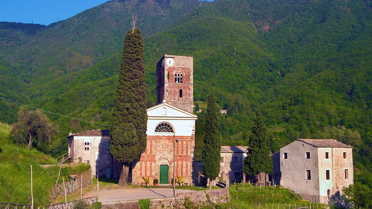 L'Abbazia di Sant'Andrea di Borzone si trova in Valle Sturla