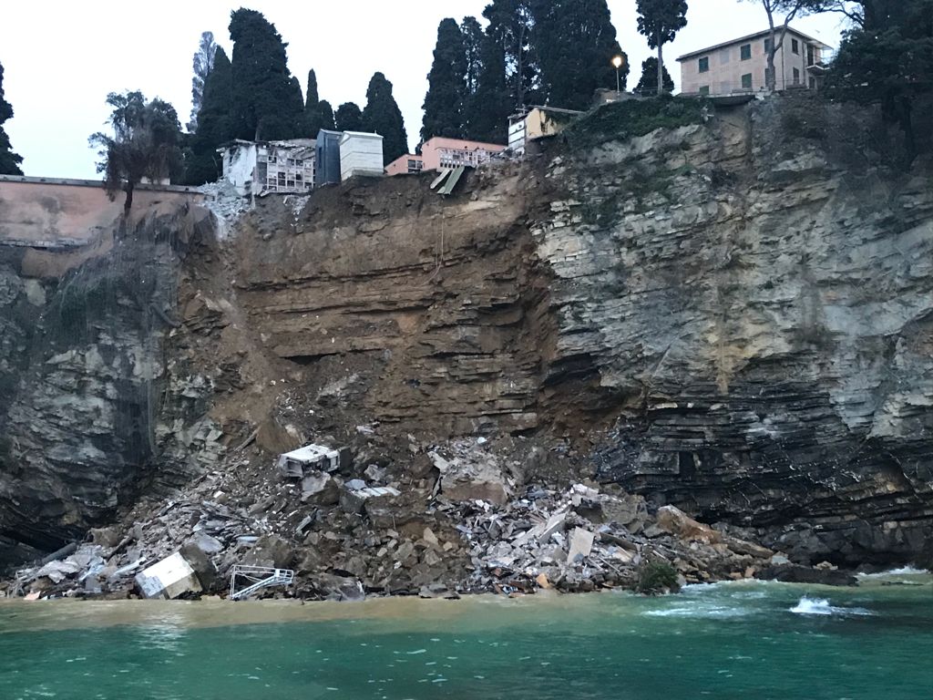 Il crollo della falesia che reggeva una parte del Cimitero di Camogli risale al febbraio del 2021