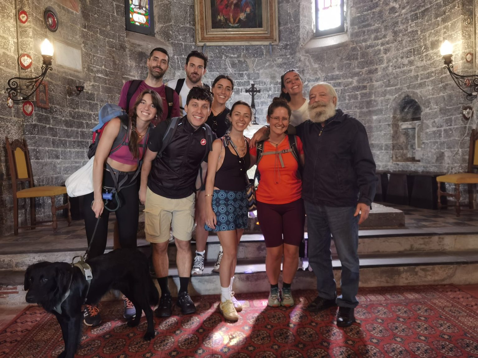 Ciro Scognamiglio con un gruppo di turisti in visita alla chiesa da lui custodita