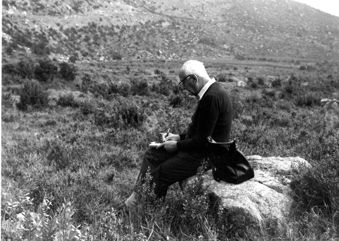 Luigi Bernabò Brea a Pian del Lago in una fotografia di Renato Lagomarsino