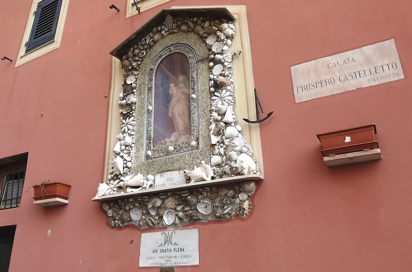 L'edicola votiva dedicata alla Madonna delle Grazie nel cuore di Camogli