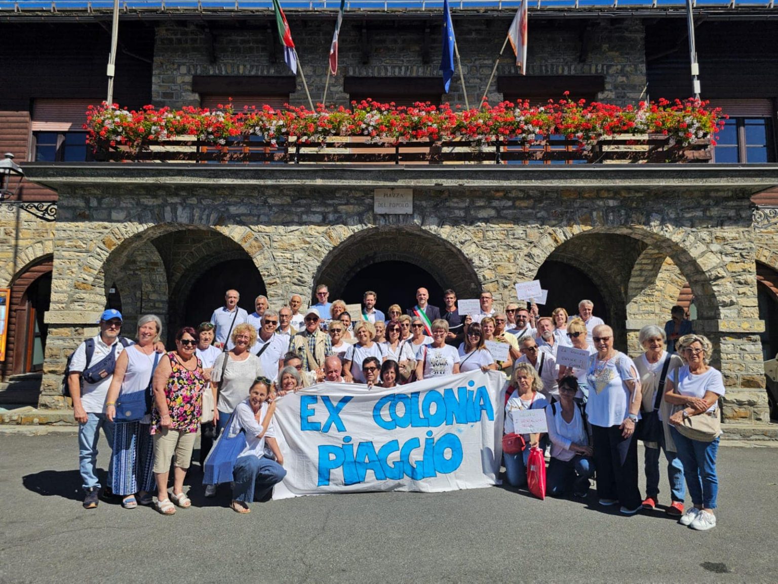 Foto di gruppo per chi ha voluto rivivere il passato della Colonia Piaggio