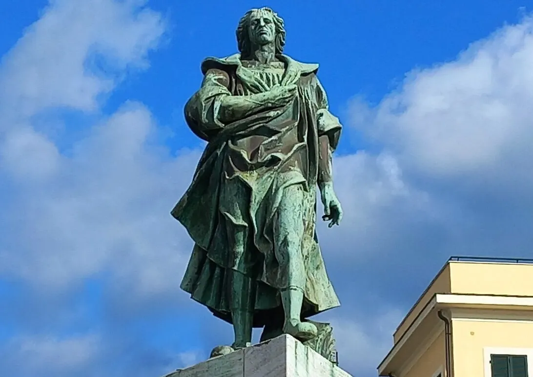 Il Monumento a Cristoforo Colombo voluto dal benefattore Mario Ravenna