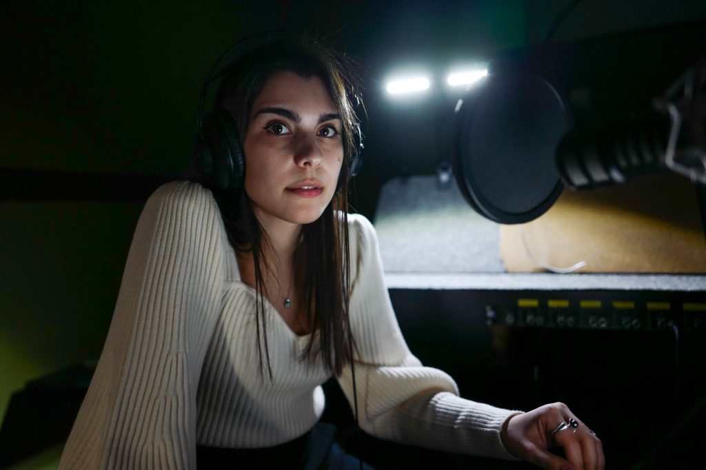 Beatrice Petrella, giornalista romana, ha vinto il Premio Roberto Morrione con il suo podcast 'Oltre'