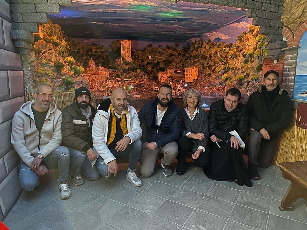Gli ‘Amici del Presepe’ di Camogli sono all’opera per concludere l’allestimento del loro presepe