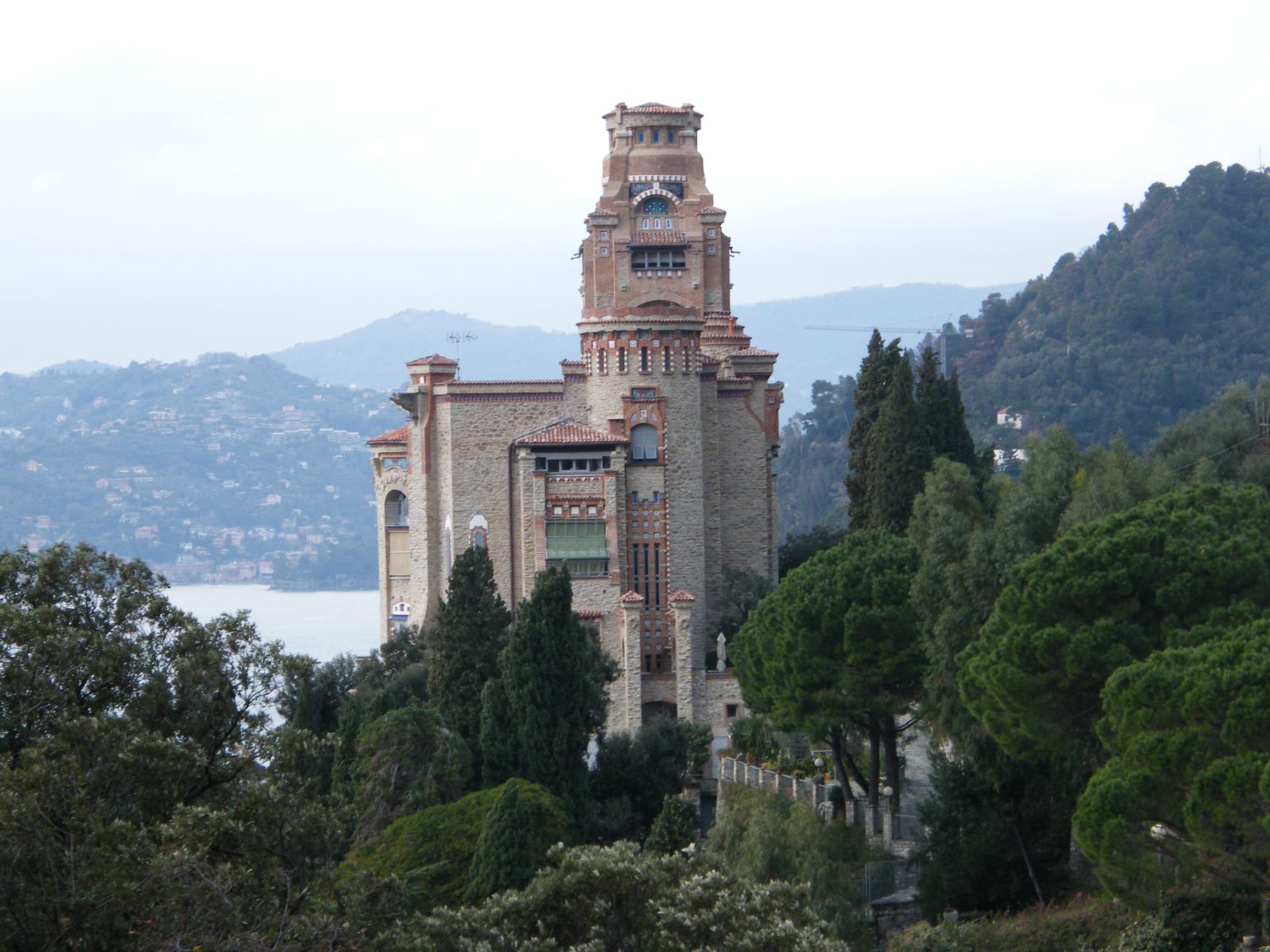 Il Castello di Sem Benelli è una delle dimore più belle di tutta la riviera di Levante