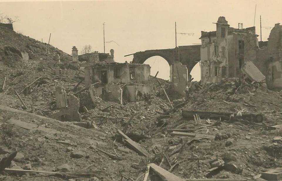 Un'immagine storica del bombardamento subito da Zoagli nel 1943