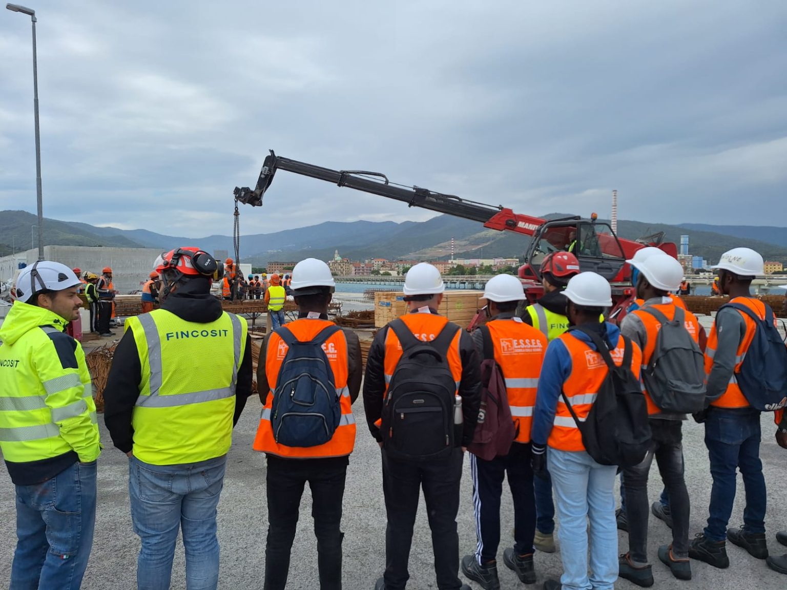 La Scuola Edile di Genova ha formato settantuno operai immigrati che sono impiegati sul cantiere della nuova diga