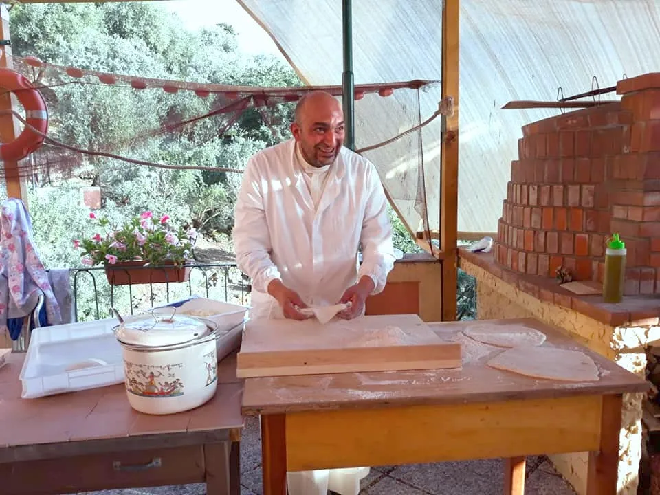 Dom Francesco Pepe alla preparazione dei dolcetti il cui ricavato andrà alla Emilia Romagna
