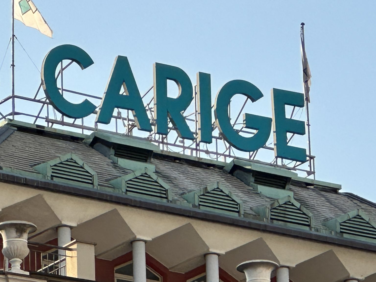Le storiche insegne della Banca Carige, che nel novembre del 2022 è stata assorbita da Bper Banca