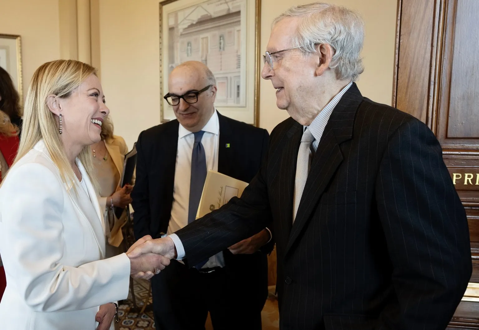 Mitch McConnell durante un incontro negli Stati Uniti con la presidente del Consiglio Giorgia Meloni