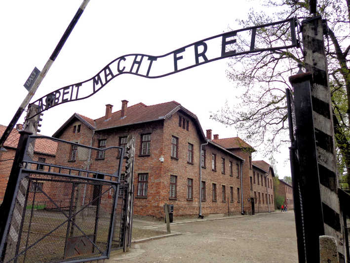 L'ingresso del campo di concentramento di Auschwitz
