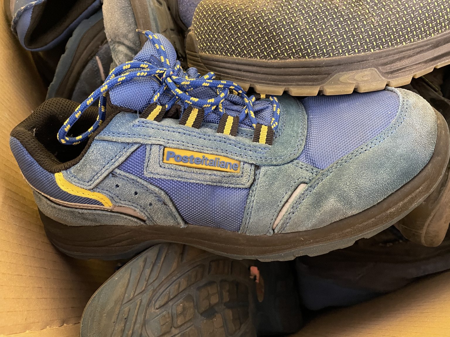 Le scarpe utilizzate dei postini serviranno per costruire tappeti antitrauma nelle aree giochi