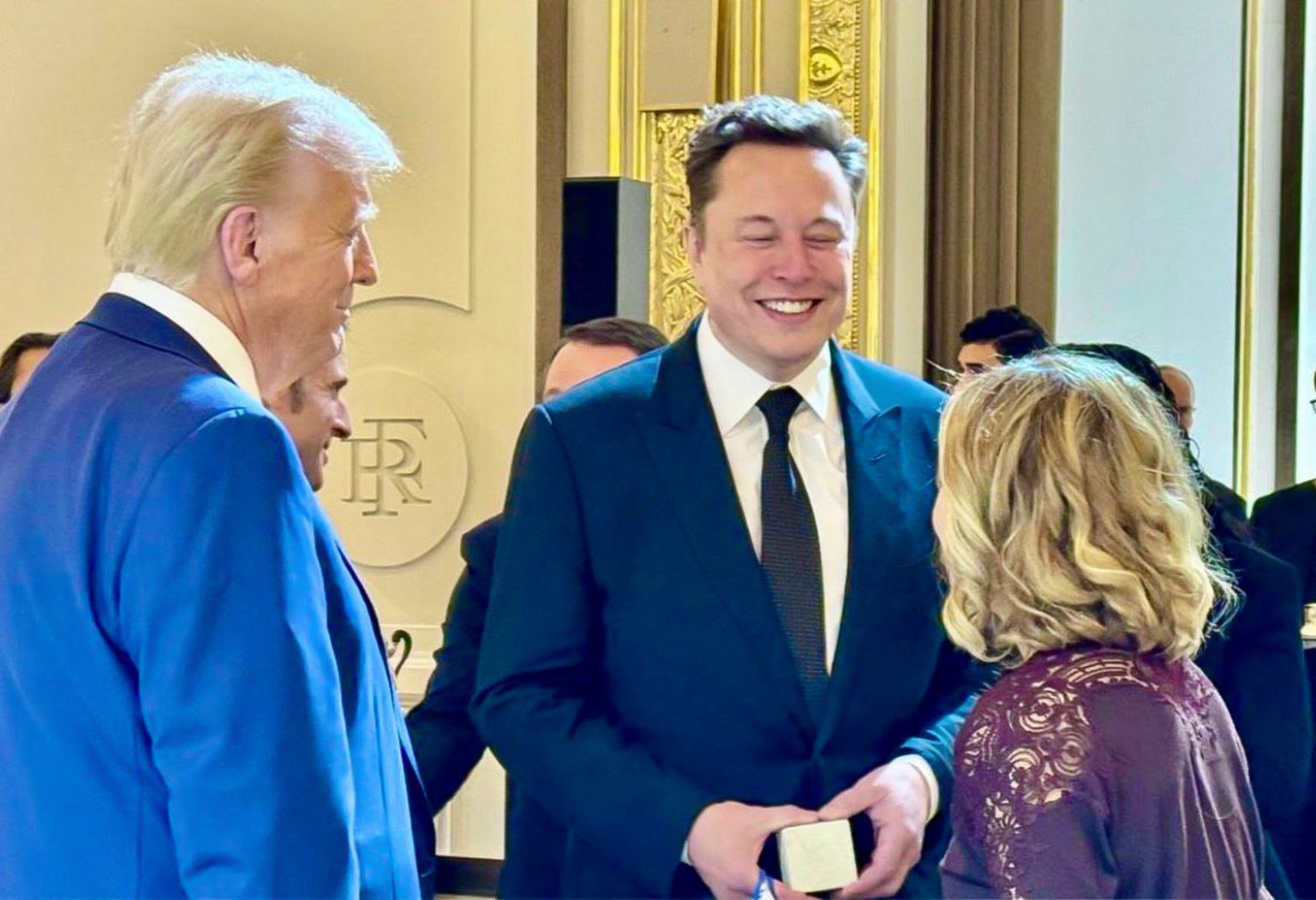 Elon Musk qui con il presidente americano Donald Trump e la premier italiana Giorgia Meloni