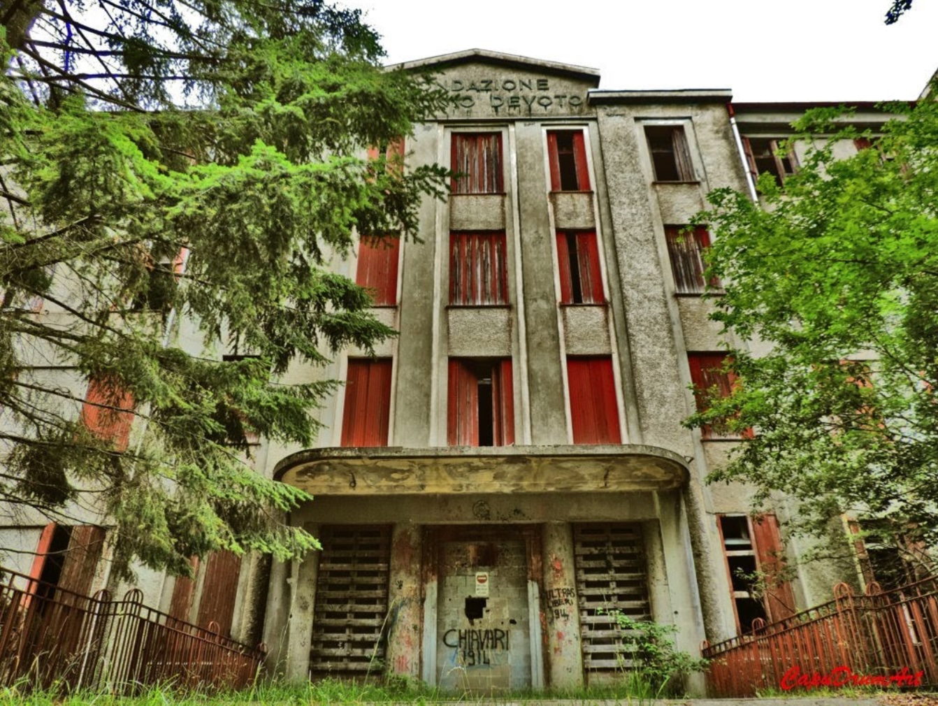 La Colonia Devoto, completamente abbandonata, suscita misteri e leggende