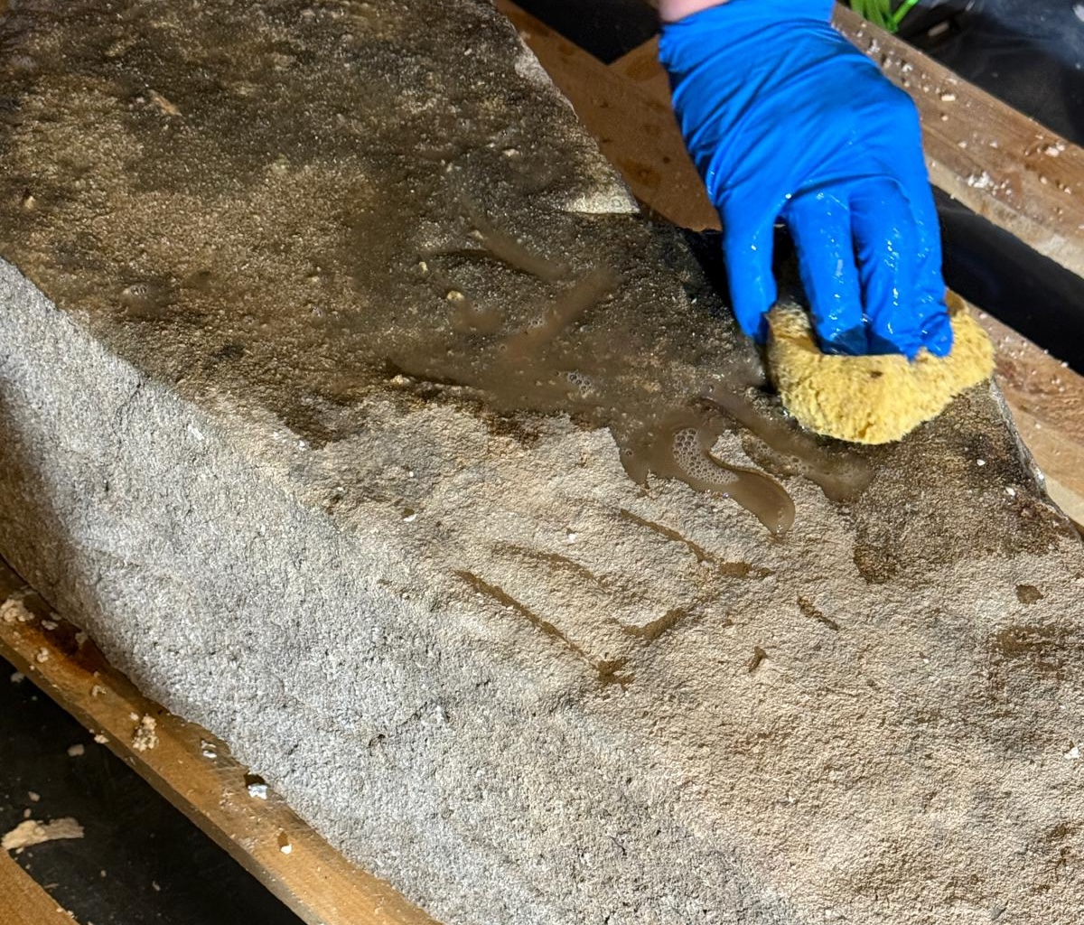 Le operazioni di pulizia dell’antico cippo ritrovato sul Monte Ramaceto