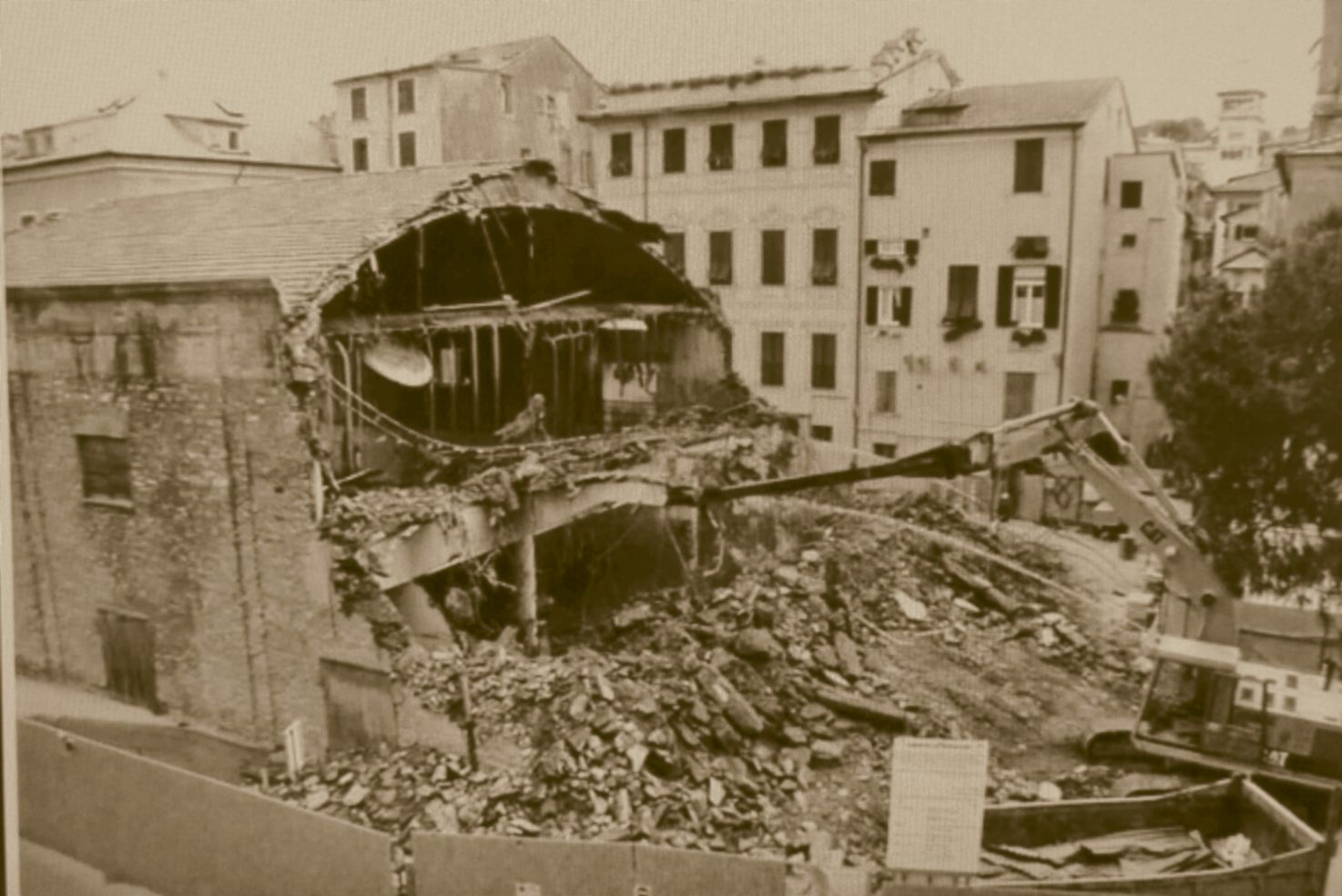 La demolizione di uno dei cinematografi di Chiavari in una foto d'epoca