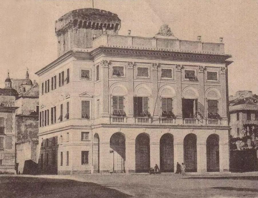 Una foto d'epoca di Palazzo Bianco, sede del Comune di Chiavari