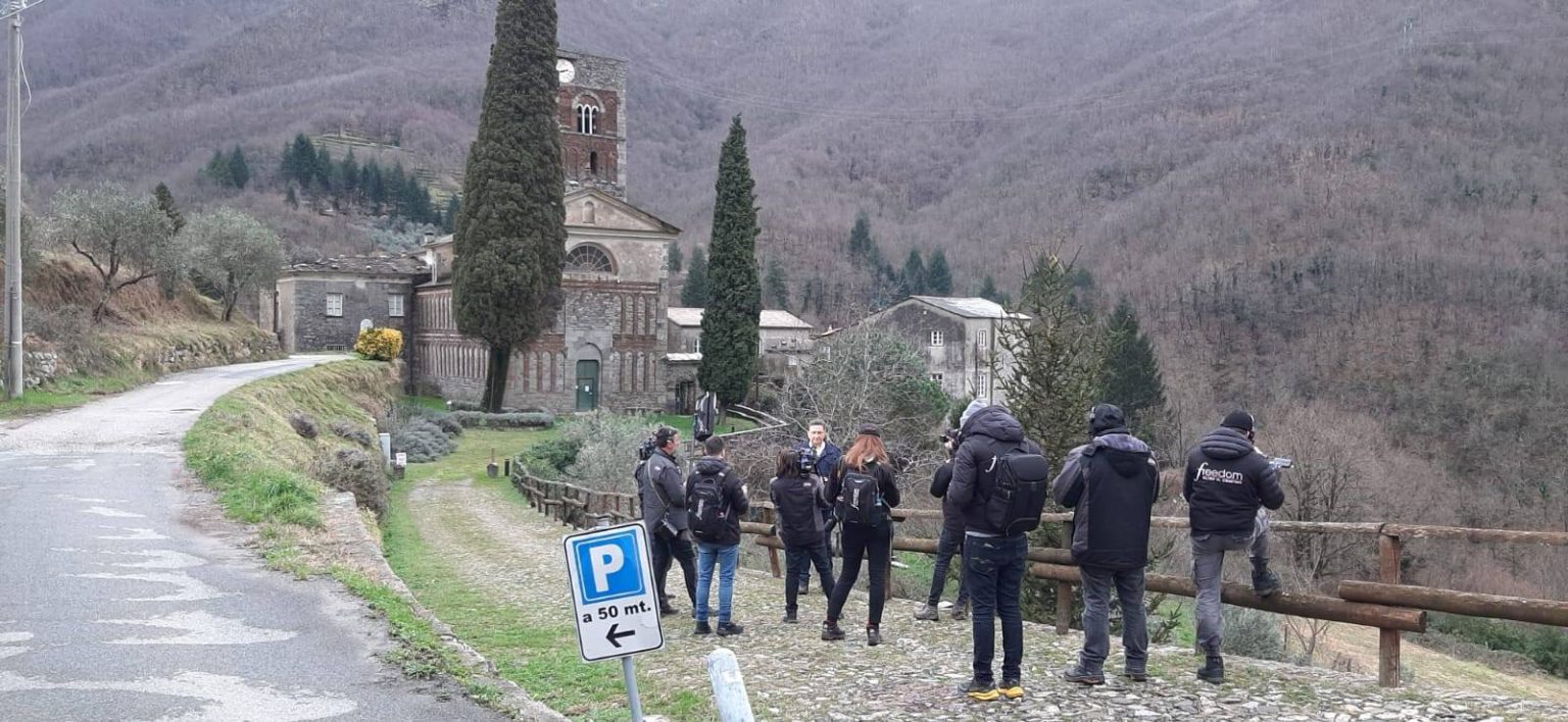 Roberto Giacobbo e la sua troupe sulle strade dell'entroterra di Levante