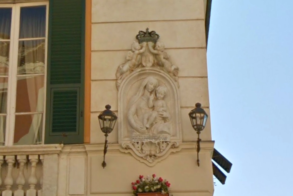 La Madonna del Boschetto celebrata da un'edicola votiva a Camogli