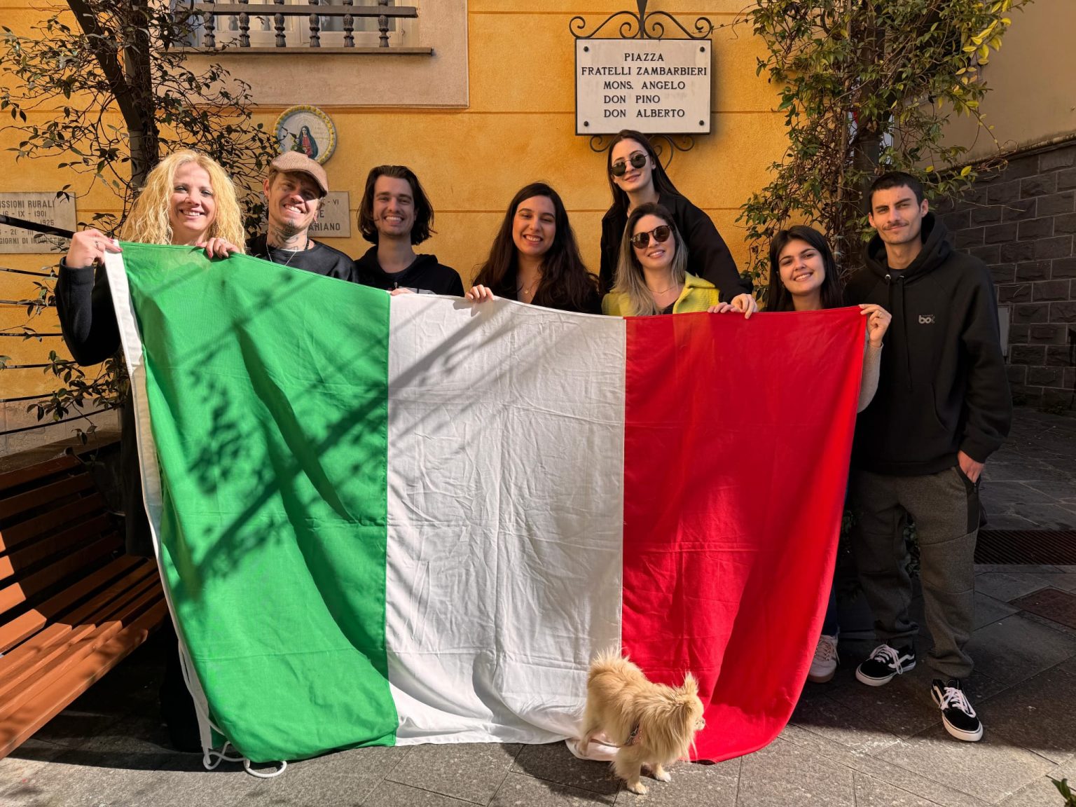 L'inaugurazione della panchina dell'emigrante che si è svolta nei giorni scorsi