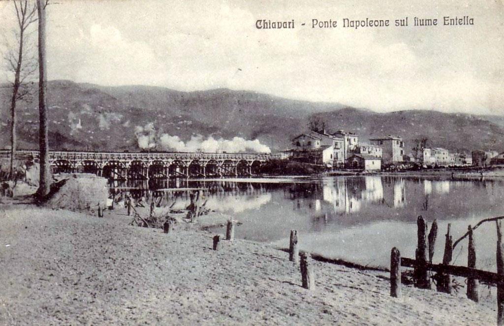 Il Ponte Napoleone lungo il fiume Entella che collega Chiavari e Lavagna
