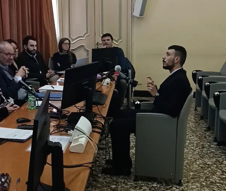 Gaetano Chiapparino mentre discute la sua tesi utilizzando la lingua dei segni