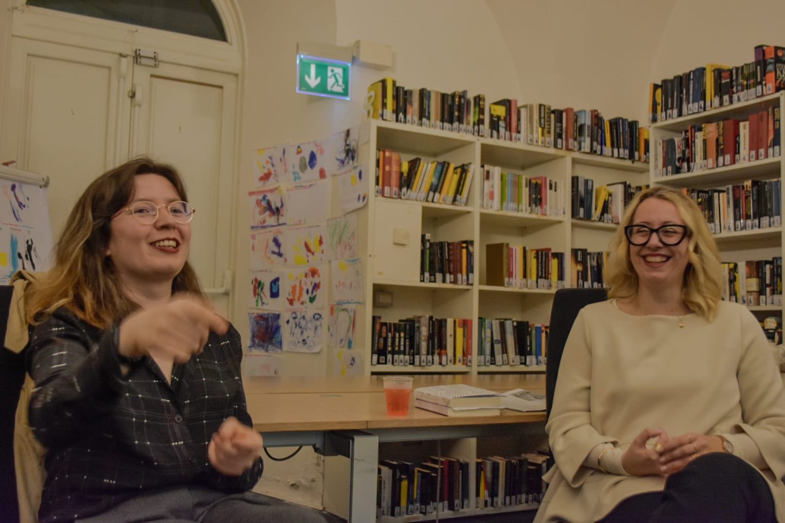La scrittrice irlandese Naoise Dolan in compagnia di Debora Lambruschini (foto di Ilaria Borgonovo)