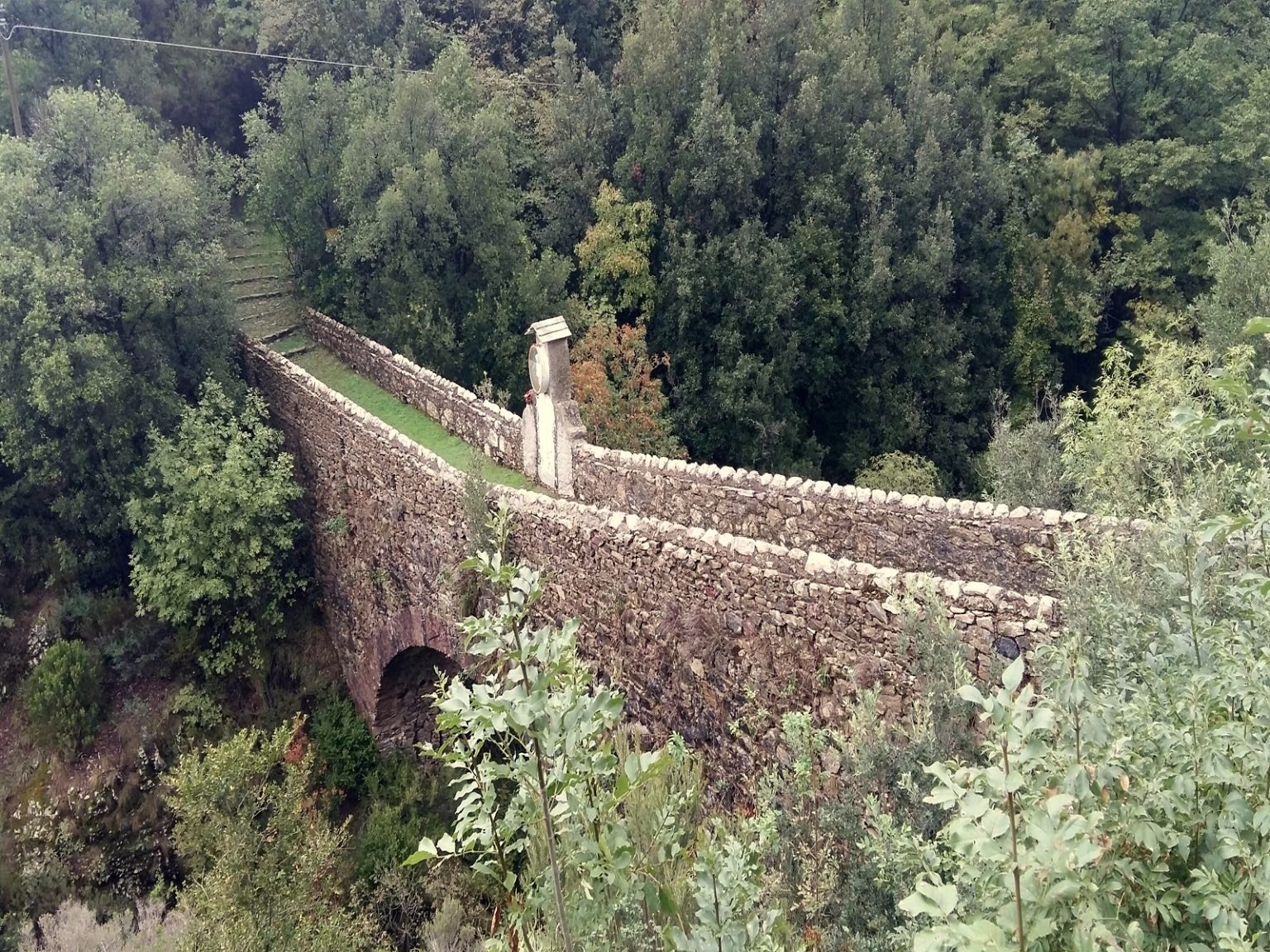 L'antico ponte romano che collega Nascio e Cassagna in Val Graveglia