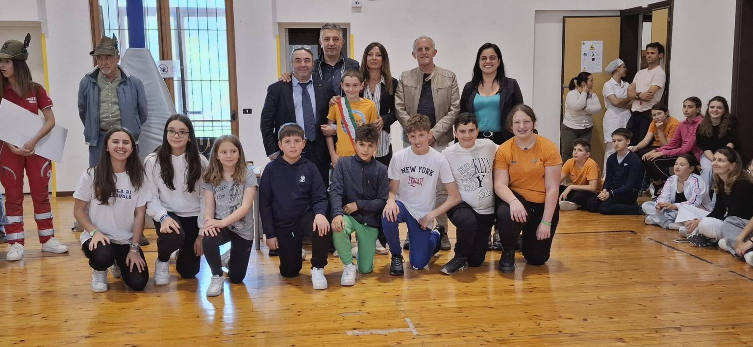 Il sindaco e il consiglio dei ragazzi del Comune di Rezzoaglio