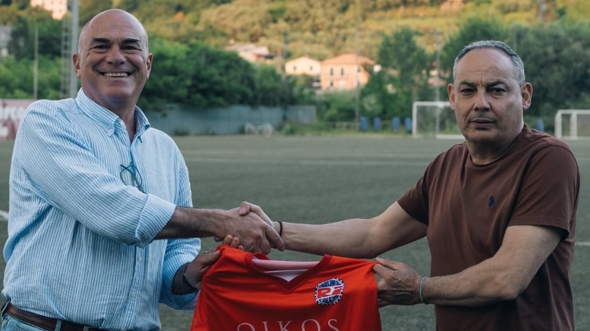 Stelio Vaccarezza (a sinistra nella foto) è presidente del Ri Calcio da trentacinque anni