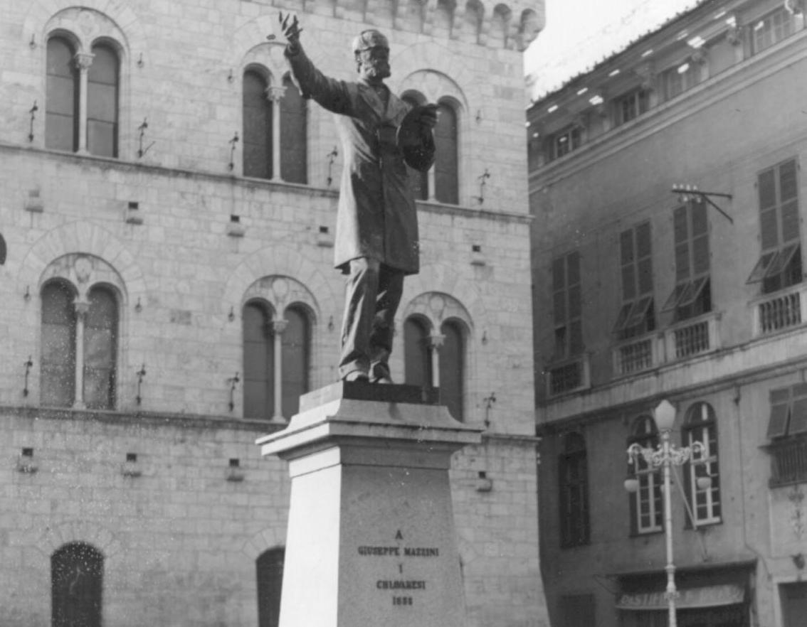La statua dedicata a Giuseppe Mazzini nell'omonima piazza chiavarese