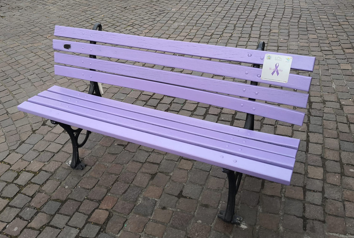 Una panchina di colore viola per sensibilizzare sui disturbi del comportamento alimentare