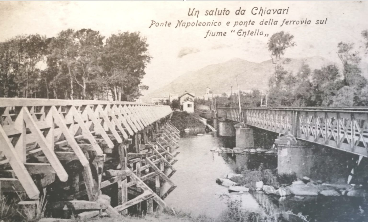 Il vecchio ponte sul fiume Entella affiancato dal nuovo ponte ferroviario